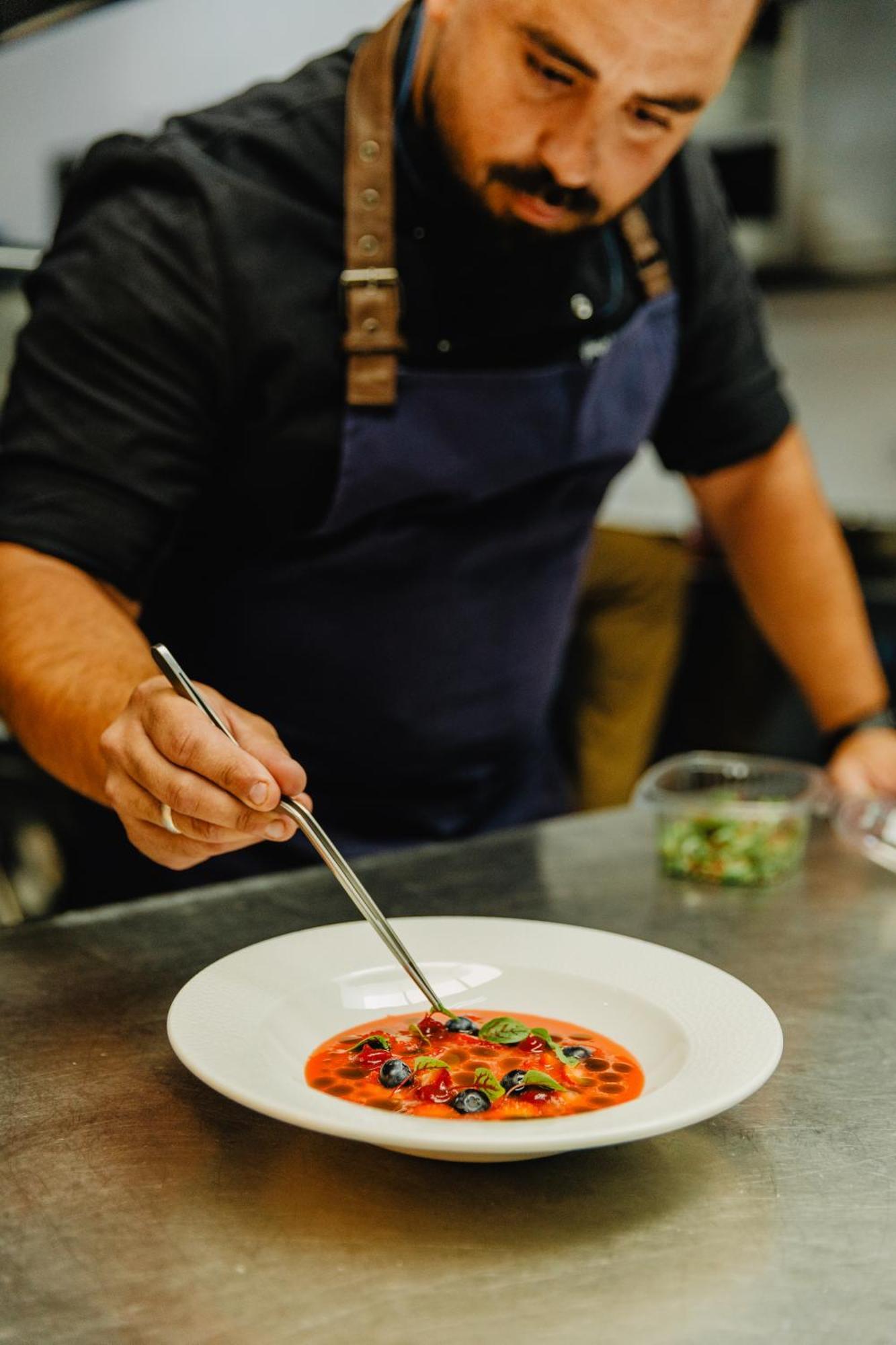 Vale Da Lapa Village Resort Carvoeiro  Exterior photo A chef using a fish knife